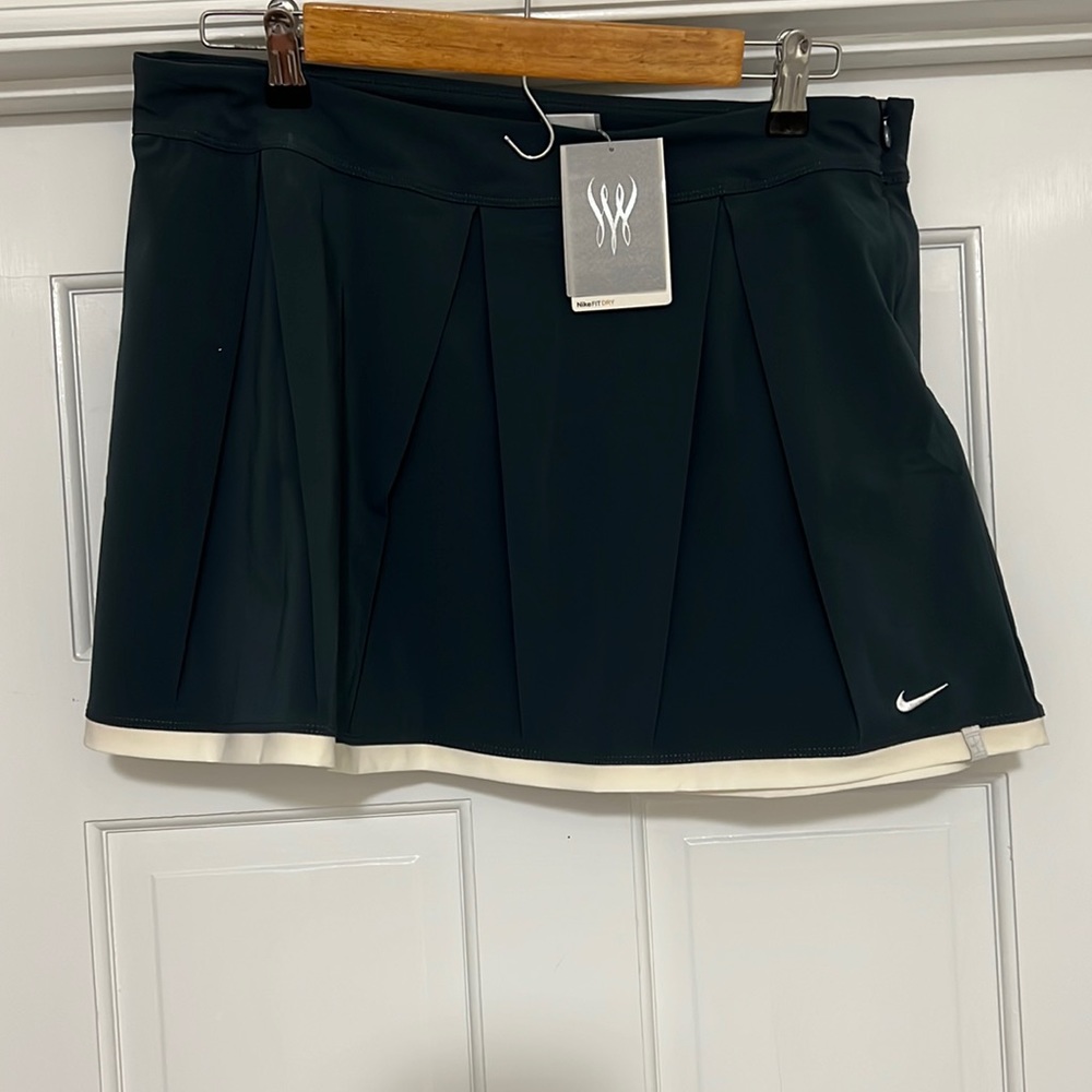 NWT.  Nike Dri-Fit skirt Womens L  (12-14)